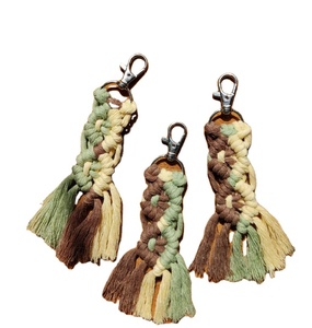 Llavero de Macramé Multicolor de Moda, Recuerdos para Ducha Nupcial, Regalo de Boda, Llavero Boho Hecho a Mano - Product Image 1