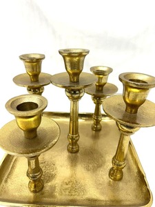 Candelabro de color ámbar cálido con cinco brazos sobre bandeja, decoración duradera para el hogar - Product Image 4