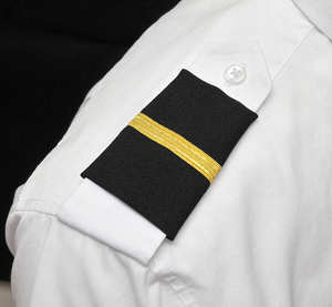 Epaulettes de Piloto de Tres Barras - Primer Epaulette de hombro con 3 barras metálicas doradas sobre negro - Product Image 6
