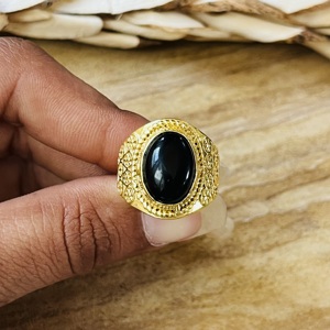 Bague en Onyx Noir à Motifs Bohèmes, Bijou Tribal en Laiton Plaqué Or 18 carats pour Femme, Bande Texturée Chic et Géométrique - Product Image 4