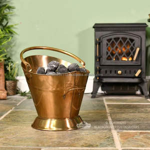 Le seau à charbon en cuivre artisanal classique ajoute de l'élégance au décor de cheminée adapté aux maisons traditionnelles rustiques ou de ferme - Product Image 4