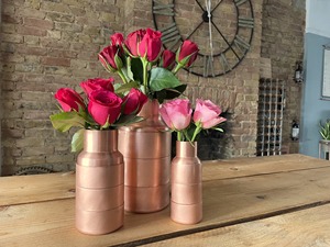 Ensemble de vases en cuivre avec roses, design moderne pour la décoration intérieure - Product Image 1