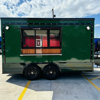 Remorque de cuisine mobile entièrement équipée avec plancha, comptoir de travail, armoires noires, prête pour la vente de hot-dogs, sandwichs, grillades et plats chauds