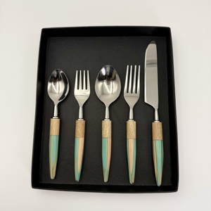 Juego de Cubiertos de Lujo en Oferta, Cubiertos de Acero Inoxidable con Acabado Espejo y Mango de Resina para Regalos y Ocasiones Especiales - Product Image 2