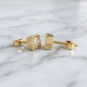 Boucles d'oreilles clous minimalistes en or avec diamant rond de 0,20 carat, couleur E-F, serti clos, bijoux solitaires pour femme - Product Image 1