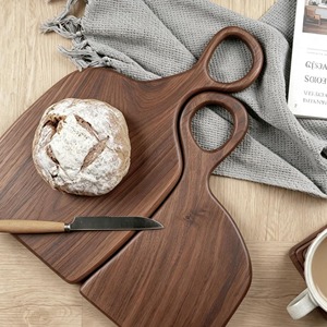 Ensemble de planches à découper en bois de noyer : Planches à fromage sculpturales avec poignées, cadeau de mariage, cadeau d'anniversaire ou cadeau de pendaison de crémaillère - Product Image 2