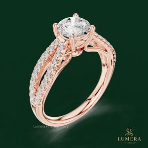 Bague de mode en or rose, taille brillant ronde, avec bande pavée croisée, unique et romantique, cadeau d'anniversaire pour femme - Product Image 5
