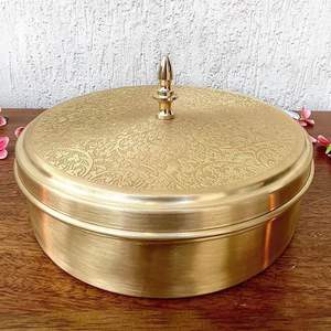 Boîte à épices au design moderne martelé à la main avec cuillère en laiton doré de K Golden Brass - Product Image 4