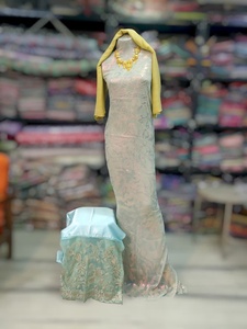 ผ้าชุดเซ็ตสีเบจลายฟรานซาวี ดีแรค พร้อมลายดอกไม้หลากสีแบบแจ็คการ์ด และผ้าคลุมไหล่ลายหรูหราสีม่วง - Product Image 6