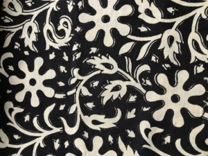 Tela de Algodón Estampada a Mano al por Mayor – Tela de Algodón India con Diseño Floral en Blanco y Negro para Prendas y Proveedores - Product Image 2
