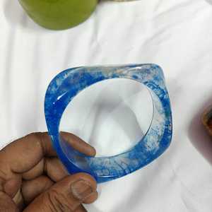 Brazalete de Resina Epoxi Azul Ecológico Hecho a Mano con Forma Personalizada y Tema de Ángel, Joyería Coleccionable - Product Image 5