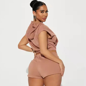 Ensemble décontracté pour femme : crop top sans manches à capuche et short, personnalisable avec tissu et logo imprimés, couleur unie, style streetwear, collection printemps - Product Image 2
