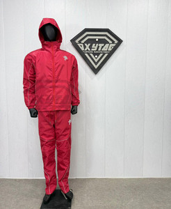 Ensemble coupe-vent rouge personnalisé haut de gamme avec surpiqûres réfléchissantes, veste à capuche, short et bas de jambe, vêtements de sport par le fabricant Oxytag - Product Image 3