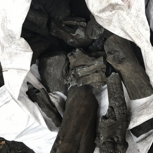 Charbon de bois noir en morceaux de bois de longane du Vietnam pour barbecue, haute chaleur, combustion propre, faible teneur en cendres, longue durée de combustion, approvisionnement en vrac - Product Image 5
