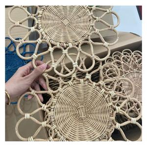 Set de table en rotin naturel fait main avec un grand motif floral |   Assiette de présentation en osier pour table à manger |   Décoration rustique écologique - Product Image 4