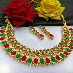 Conjunto de Collar y Pendientes de Aleación Plateada con Diseño Floral de Cristal y Diamantes de Imitación, Estilo Étnico Tradicional, para Compromiso y Aniversario - Product Image 1