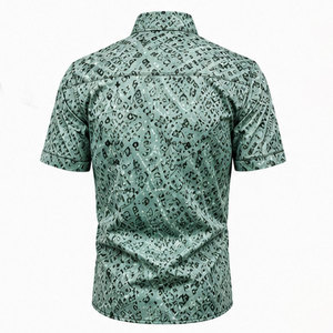 Chemise à imprimé graphique pour homme avec tissu doux au toucher et une expérience de port décontracté confortable toute la journée - Product Image 2