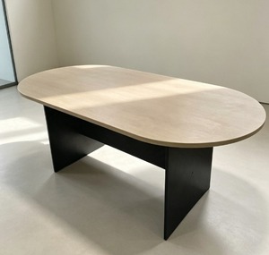 Mesa de Conferencia Ovalada Convertible y Extensible, con Tablero de MFC y Patas Metálicas, Muebles Modernos para Oficina, Hotel o Comercio, para 8 Personas - Product Image 1