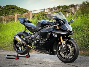 Motocicleta Deportiva Ya-m@ha R1 Negra Usada en Buen Estado, Carenado Completo, Carreras en Calle, 600-1000cc, >80km/h, Uso en Carretera - Product Image 5