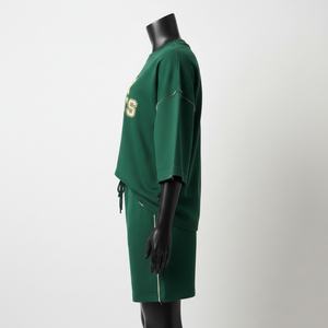 Ensemble T-shirt et short en jersey de coton vert foncé pour femme, imprimé avec logo personnalisé, tenue streetwear, 100% coton, crop top et short - Product Image 3