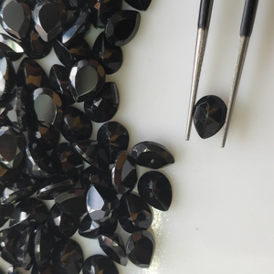 พลอยสปิเนลสีดำจากเรดเมาน์เทนเจมส์ ขนาด 4x3 มม. รูปทรงลูกแพร์ คุณภาพดีที่สุด สำหรับทำเครื่องประดับ - Product Image 1