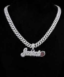 Collar con Colgante de Letra Cursiva Personalizado con Incrustaciones de Circonitas, Chapado en Oro de 18K, Cadena Baguette, Joyería con Nombre Microincrustado de Circonitas - Product Image 2