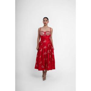 Vestido Rojo Rene de Longitud al Tobillo con Aspecto Premium, Motivos Tejidos Intrincados, Cuerpo Estructurado y Silueta Elegante - Product Image 4
