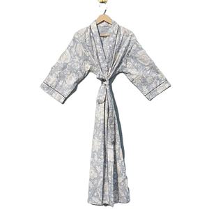 "Robe de coton à main Silver Mist Kimono floral gris doux - Product Image 1