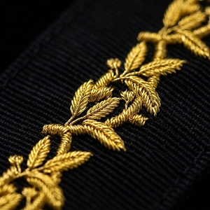 Ruban noir brodé à la main avec feuilles de laurier et de chêne en or pour tenues et casquettes de cérémonie - Product Image 4
