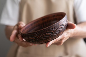 ชามไม้ทรงกลมรักษ์โลกพร้อมลายเคลือบเงา ดีไซน์คลาสสิกทำมือสำหรับห้องครัว - Product Image 4