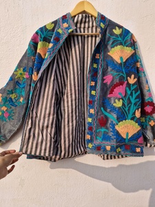 Abrigo Reversible con Capucha Bordado Floral de Terciopelo Rosa Suzani Hecho a Mano para Mujer, Tallas Grandes, Relleno 85% Algodón, Estilo Gótico, Boutique - Product Image 6