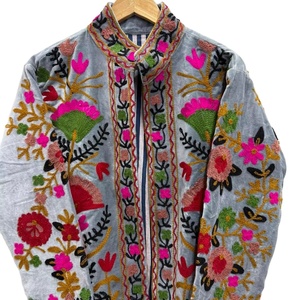 Chaqueta Suzani Bordada a Mano de Terciopelo con Rayas Grises, 100% Algodón Ecológico, Chaqueta de Invierno con Forro de Algodón - Product Image 1