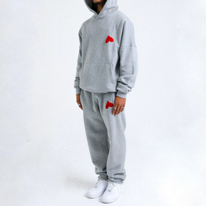 Ensemble survêtement homme gris à capuche avec patchs cœurs rouges, coupe décontractée, manches longues, pour l'automne - Product Image 1
