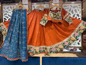 Conjunto de Chaniya Choli de Seda Romana Pura para Mujer, Falda Lehenga Tradicional con Lentejuelas y Espejos, con Borde Vintage y Dupatta Patta - Product Image 4