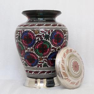 Urnas de Cremación de Latón de Primera Calidad, Grabadas a Mano, para Cenizas Humanas, Urna de Latón Personalizada, Urnas de Latón Hechas a Mano para Cenizas de Adultos, Venta al por Mayor - Product Image 4