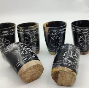 Elegante Jarra de Cerveza de Cuerno Natural con Diseño Grabado Personalizado para Cerveza y Vino, Estilo Vikingo al Mejor Precio - Product Image 1