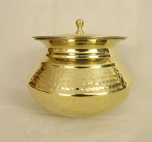 Hermosas decoraciones artesanales de latón dorado con borde acanalado que exhiben un brillo espejado brillante y una textura con hoyuelos. Disponible a precio de mayorista. - Product Image 1