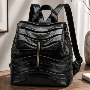 Sac à dos en cuir verni rouge vin plissé pour femme, sac de voyage plissé avec fermoir en métal gris, grand sac à dos de jour - Product Image 1