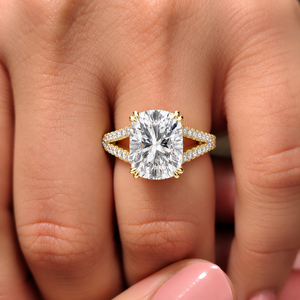 แหวนแต่งงานเพชรทรงคุชชั่นคัท เพชรเลี้ยงในห้องปฏิบัติการ ทองคำแท้ 14K ประดับเพชรแบบ Pave ดีไซน์แยกก้าน น้ำหนัก 3.30-5.30 กะรัต DEF VVS รับรองโดย IGI แหวนเจ้าสาว ODM - Product Image 2