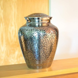 Urne funéraire ovale artisanale en laiton de qualité supérieure pour cendres humaines, durable, commémorative, avec fermeture sécurisée - Product Image 1
