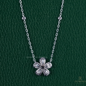 จี้เพชรรูปทรงลูกแพร์ประดับดอกไม้ระยิบระยับ พร้อมสร้อยคอประดับเพชรเม็ดกลม ดีไซน์หรูหราสำหรับเธอ - Product Image 3