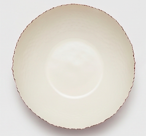 Cuenco de cobre martillado a mano con interior blanco, diseño moderno para servir comida y como regalo. - Product Image 2