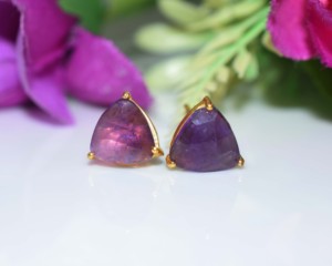 Pendientes de tuerca de lujo con amatista mística de corte triangular, chapados en oro y con piedras preciosas naturales - Product Image 6