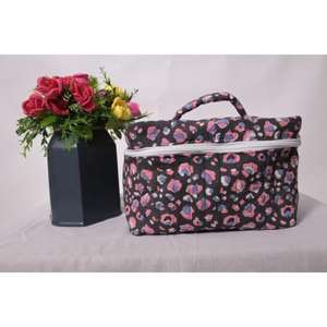 Grande trousse de toilette matelassée en coton à imprimé motif, faite à la main, avec fermeture éclair, pour maquillage et voyage - Product Image 1