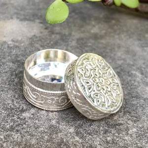 Caja de Sindoor de Latón y Cobre Hecha a Mano con Acabado Antiguo, Contenedor Decorativo de Almacenamiento Dibbi - Product Image 4