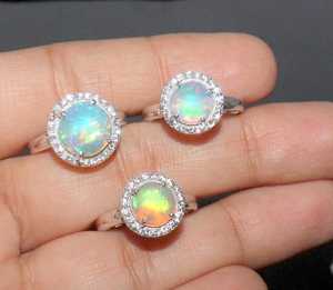 Anillo delicado de ópalo etíope en plata de ley, ópalo redondo hecho a mano, joyería minimalista con piedra preciosa natural para mujer - Product Image 5