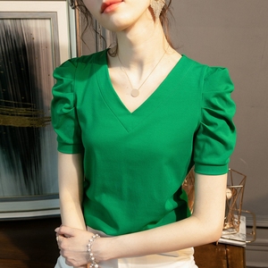T-shirt rouge à col en V et manches bouffantes pour femmes, coupe ajustée, en satin, manches courtes, style élégant, pour le printemps et l'été - Product Image 3