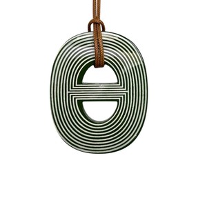 Pendentif en corne de buffle éco-responsable fait main, plaqué laque, style tendance, bijoux de mode unisexe pour femmes, forme ovale, anniversaire - Product Image 1