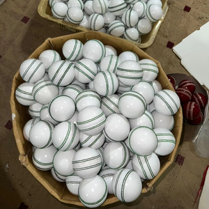 Pelotas de Cricket Hechas a Mano con Revestimiento Impermeable, Tamaños para Hombres, Mujeres y Jóvenes - Product Image 1