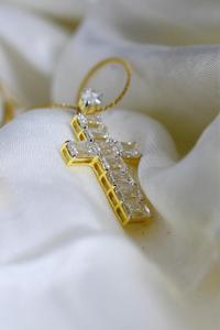 Pendentif croix en diamant taille émeraude fait main en or jaune 925 avec 11 diamants de laboratoire parfaitement assortis - Product Image 2